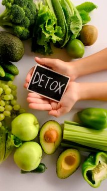 Detoks için yeşil gıdalar. Seçici odaklanma. Doğa.