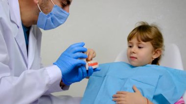 Dişçideki bir çocuğun dişleri tedavi ediliyor. Seçici odaklanma. Çocuk.