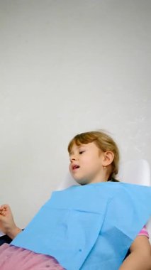 Dişçideki bir çocuğun dişleri tedavi ediliyor. Seçici odaklanma. Çocuk.