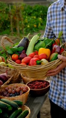 Çiftçi pazarında sebzeli bir adam. Seçici odaklanma. Yiyecek..