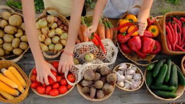 Çiftçi pazarında sebzeli bir çocuk. Seçici odaklanma. Yiyecek..