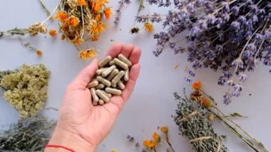 Kurutulmuş şifalı bitkiler ve çiçekler. Seçici odaklanma. Doğa.