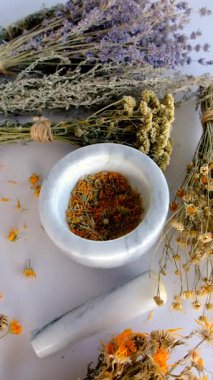 Kurutulmuş şifalı bitkiler ve çiçekler. Seçici odaklanma. Doğa.