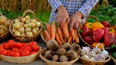 Çiftçi pazarında sebzeli bir adam. Seçici odaklanma. Yiyecek..