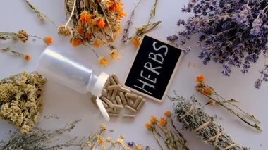 Kurutulmuş şifalı bitkiler ve çiçekler. Seçici odaklanma. Doğa.