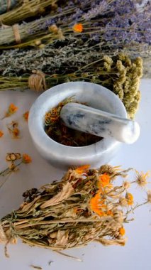 Kurutulmuş şifalı bitkiler ve çiçekler. Seçici odaklanma. Doğa.