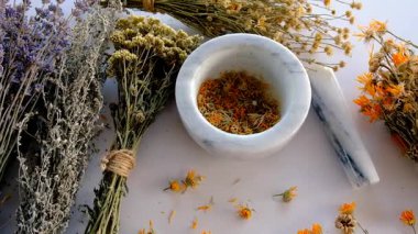 Kurutulmuş şifalı bitkiler ve çiçekler. Seçici odaklanma. Doğa.