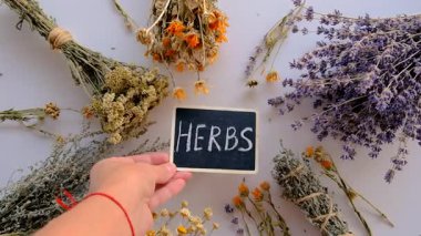 Kurutulmuş şifalı bitkiler ve çiçekler. Seçici odaklanma. Doğa.