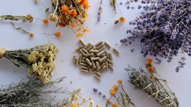 Kurutulmuş şifalı bitkiler ve çiçekler. Seçici odaklanma. Doğa.