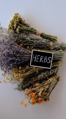 Kurutulmuş şifalı bitkiler ve çiçekler. Seçici odaklanma. Doğa.