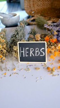 Kurutulmuş şifalı bitkiler ve çiçekler. Seçici odaklanma. Doğa.