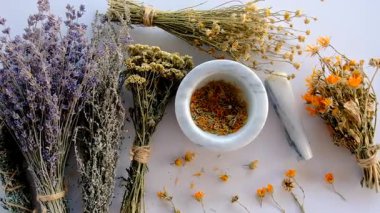 Kurutulmuş şifalı bitkiler ve çiçekler. Seçici odaklanma. Doğa.