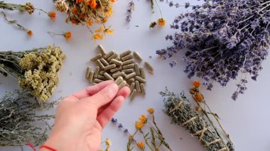 Kurutulmuş şifalı bitkiler ve çiçekler. Seçici odaklanma. Doğa.