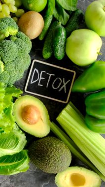 Detoks için yeşil gıdalar. Seçici odaklanma. Doğa.