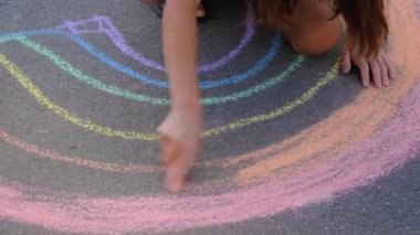 Çocuklar asfalta tebeşirle resim çiziyor. Seçici odaklanma. Çocuk.