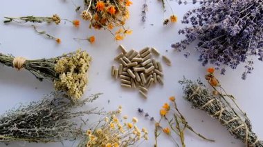 Kurutulmuş şifalı bitkiler ve çiçekler. Seçici odaklanma. Doğa.