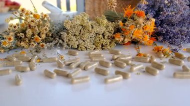 Kurutulmuş şifalı bitkiler ve çiçekler. Seçici odaklanma. Doğa.