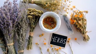 Kurutulmuş şifalı bitkiler ve çiçekler. Seçici odaklanma. Doğa.