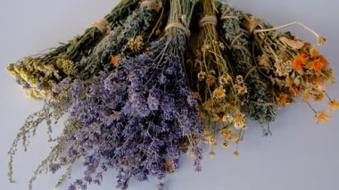 Kurutulmuş şifalı bitkiler ve çiçekler. Seçici odaklanma. Doğa.