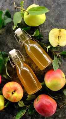 Elma sirkesine karşı elma sirkesi. Seçici odaklanma. iç.