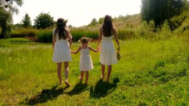 Ivan Kupala Günü 'nde çocuklar ve çiçekler. Seçici odaklanma. Doğa.