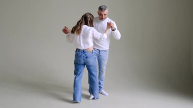 Beyaz arka planda bir erkek olan hamile bir kadın. Seçici odaklanma. insanlar.