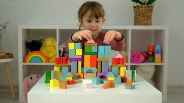 Bir çocuk tahta bloklarla oynar. Seçici odaklanma. Çocuk.