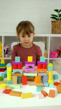 Bir çocuk tahta bloklarla oynar. Seçici odaklanma. Çocuk.