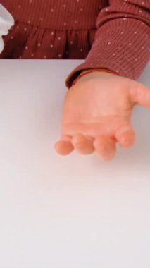 Bir çocuk vitamin jelibonu yer. Seçici odaklanma. Çocuk.