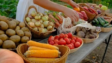 Markette sebzeli bir kadın. Seçici odaklanma. Yiyecek..