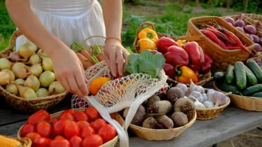Markette sebzeli bir kadın. Seçici odaklanma. Yiyecek..