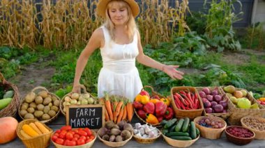 Markette sebzeli bir kadın. Seçici odaklanma. Yiyecek..