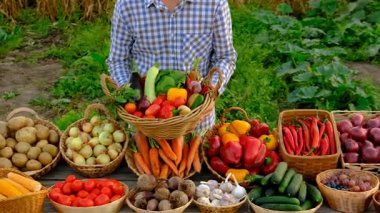 Çiftçi pazarında sebzeli bir adam. Seçici odaklanma. Yiyecek..