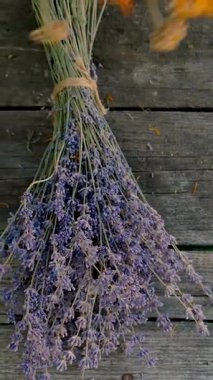 Kurumuş şifalı otları olan bir kadın. Seçici odaklanma. Doğa.