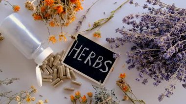 Kurutulmuş şifalı bitkiler ve çiçekler. Seçici odaklanma. Doğa.