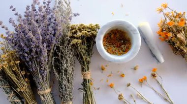 Kurutulmuş şifalı bitkiler ve çiçekler. Seçici odaklanma. Doğa.