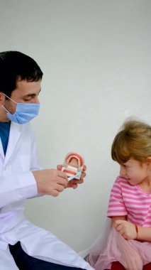 Dişçideki bir çocuğun dişleri tedavi ediliyor. Seçici odaklanma. Çocuk.