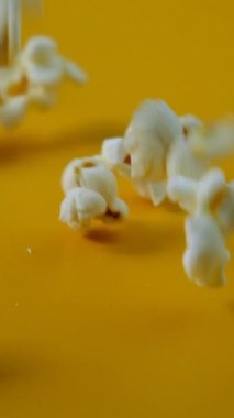 Masaya yakın plan patlamış mısır. Seçici odaklanma. Doğa.