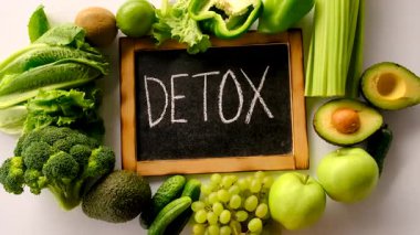 Detoks için yeşil gıdalar. Seçici odaklanma. Doğa.