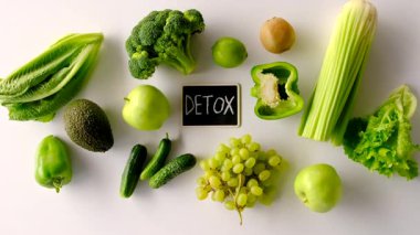 Detoks için yeşil gıdalar. Seçici odaklanma. Doğa.