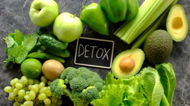 Detoks için yeşil gıdalar. Seçici odaklanma. Doğa.