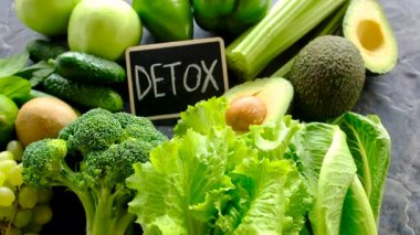Detoks için yeşil gıdalar. Seçici odaklanma. Doğa.
