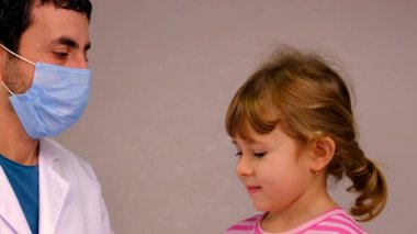 Dişçideki bir çocuğun dişleri tedavi ediliyor. Seçici odaklanma. Çocuk.