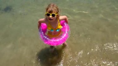 Denizde yüzüklü bir çocuk. Seçici odaklanma. çocuk.