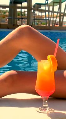 Havuzda kokteyl içen bir kadın. Seçici odaklanma. Kız.
