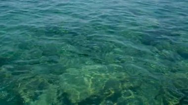 Deniz ve havuz suyuna yakın çekim. Seçici odaklanma. Doğa.