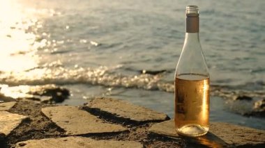 Deniz kıyısında bir şarap. Seçici odaklanma. İç..