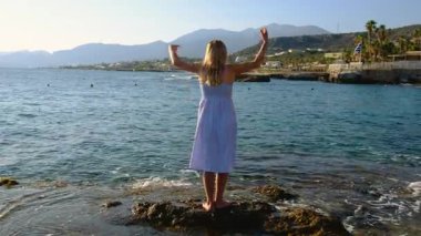 Sahilde arka planda deniz olan bir kadın. Seçici odaklanma. seyahat.