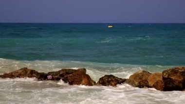 Deniz kıyısındaki taşlar. seçici odak.