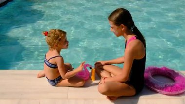 Çocuğun yüzünde güneş kremi var. Seçici odaklanma. çocuk.